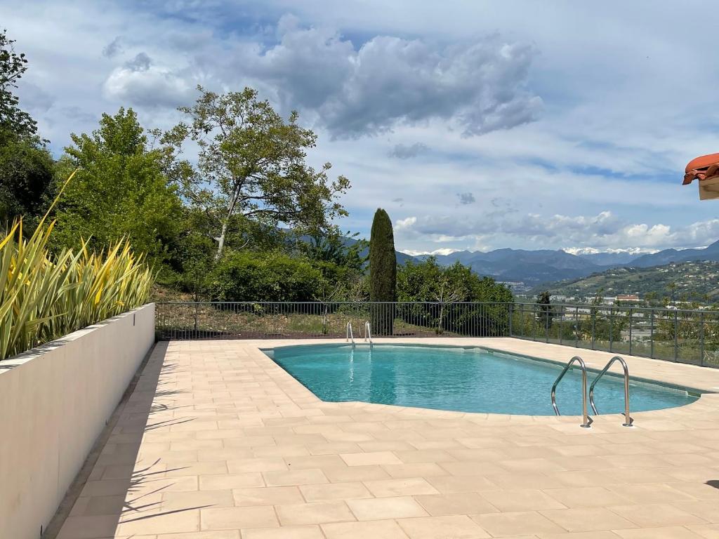 une piscine avec vue sur les montagnes dans l'établissement Les Bastides de Gauguin, à Saint-Laurent-du-Var
