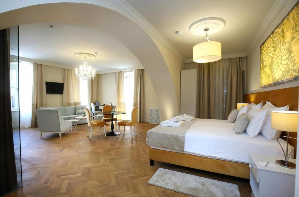 Posteľ alebo postele v izbe v ubytovaní Heritage hotel Santa Lucia