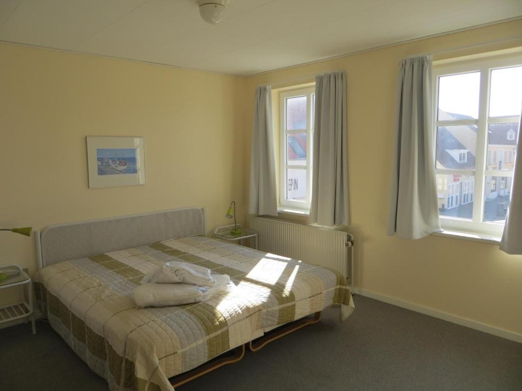 Postel nebo postele na pokoji v ubytování Løkken Badehotel Apartments