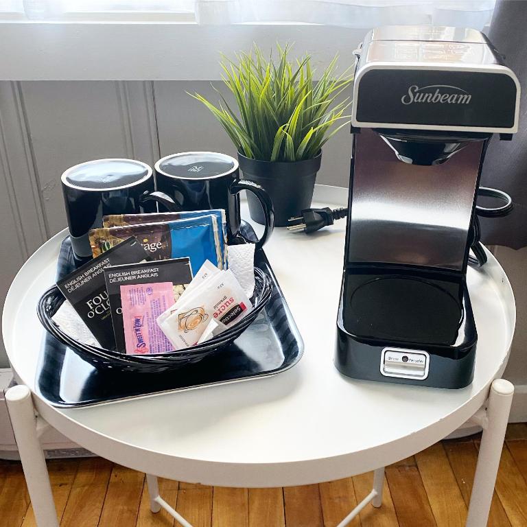 una cafetera sentada en una mesa con una cafetera en Hôtel Far Hills, en Val-Morin