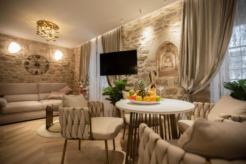 una sala de estar con una mesa con fruta. en Luxury Apartments Lilly 1, en Split