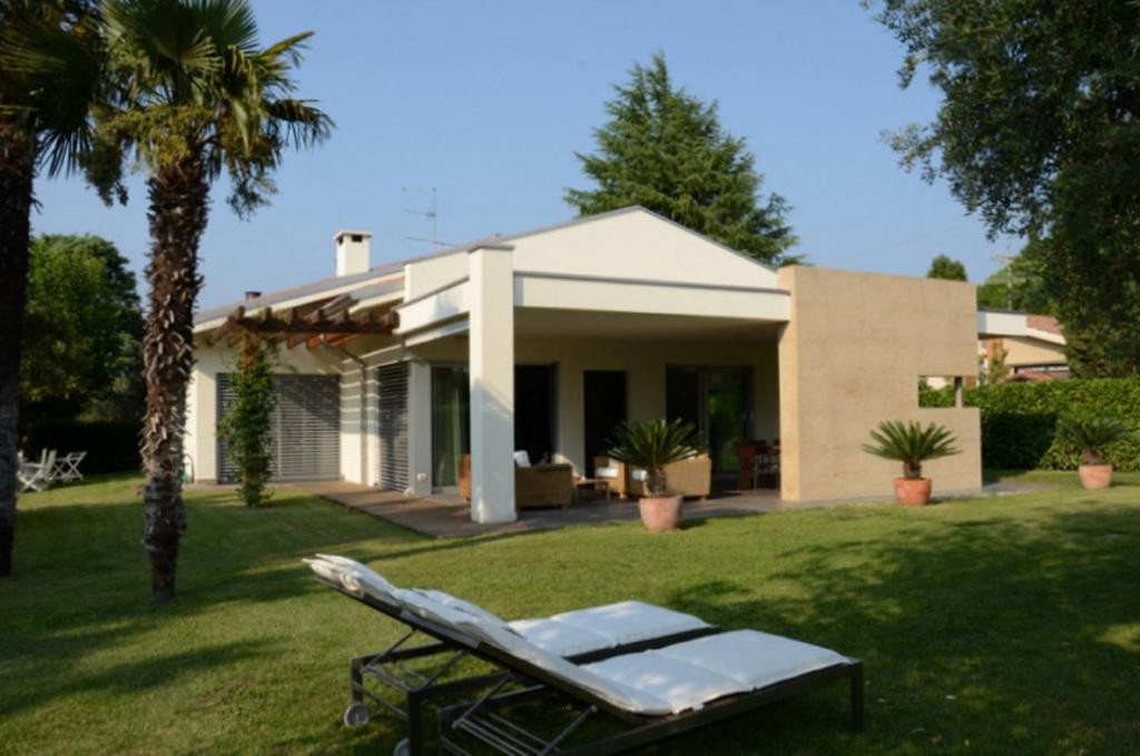 Casa Savoia في باردولينو: كرسي عشب أمام المنزل