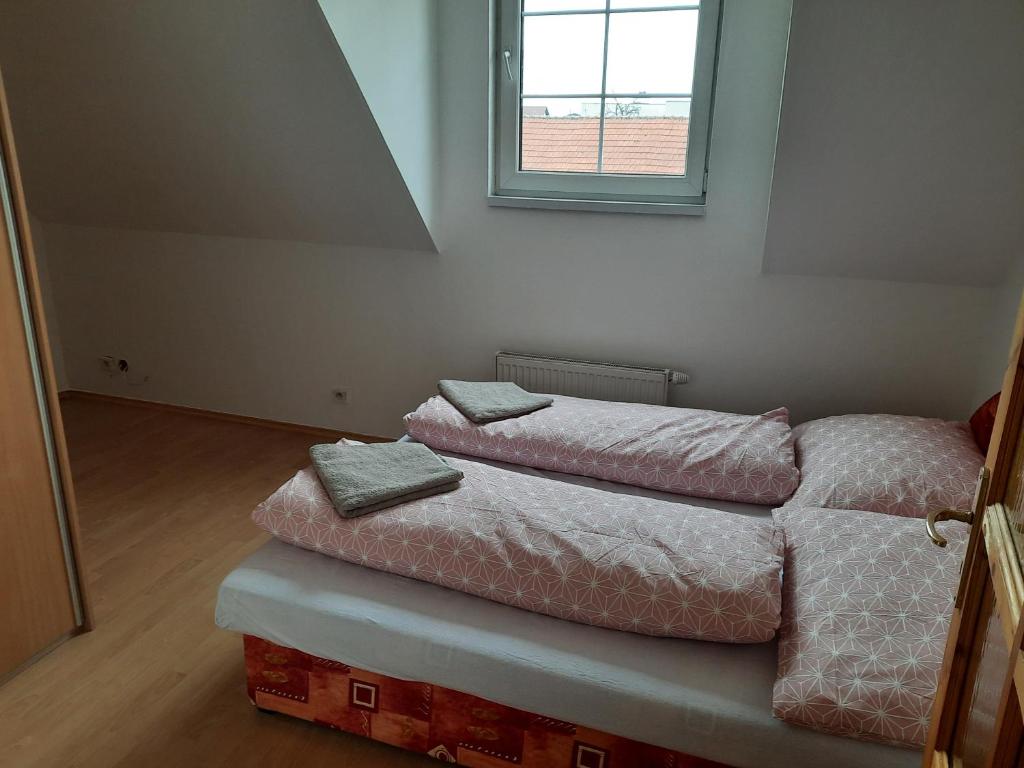Posteľ alebo postele v izbe v ubytovaní Apartmán Chiarita