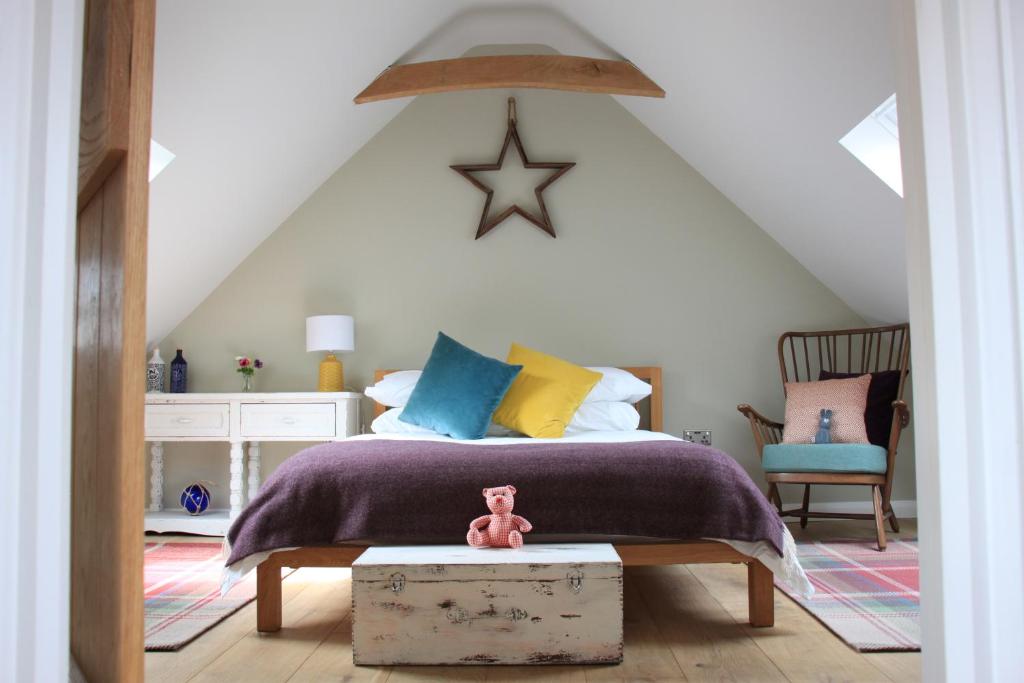 a bedroom with a bed and a star on the ceiling at Wonderfully Spacious Luxury Holiday Cottage in Billingshurst