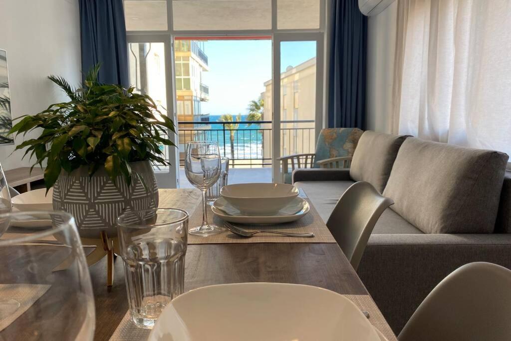 sala de estar con mesa y sofá en AMPLIO APARTAMENTO SEAVIEW, en Salou