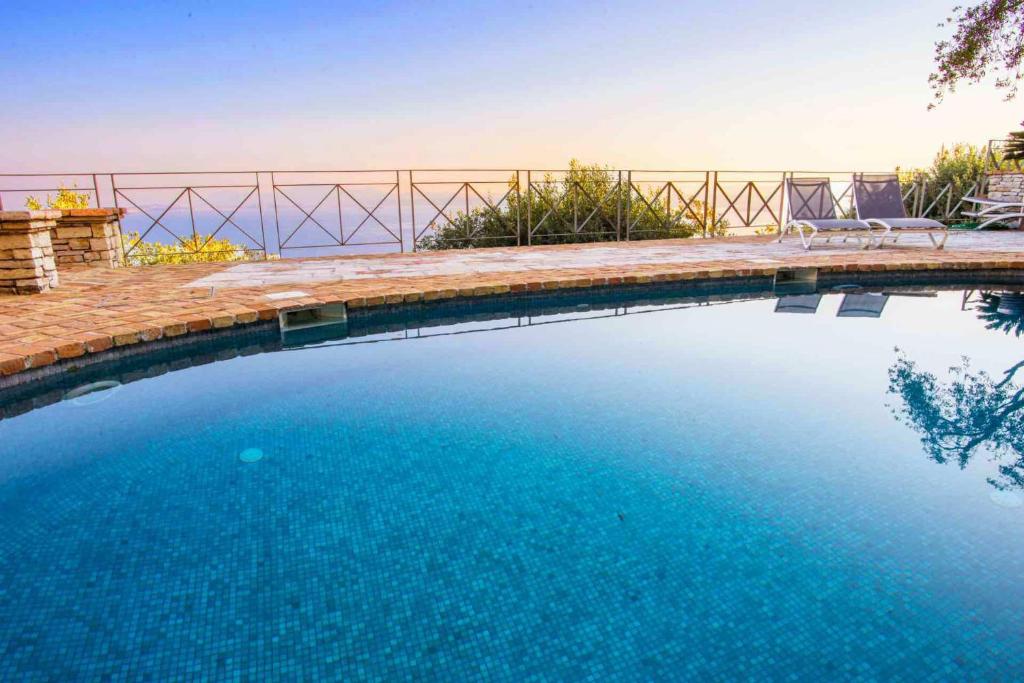 Bazén v ubytovaní Paleopetres Marnie - Private Pool - Sea Views - Nissaki - North East Coast - alebo v jeho blízkosti