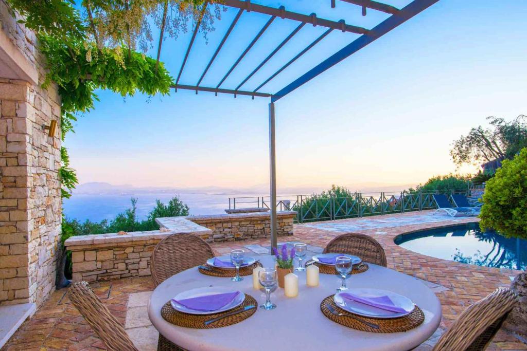 Bazén v ubytovaní Paleopetres Marnie - Private Pool - Sea Views - Nissaki - North East Coast - alebo v jeho blízkosti
