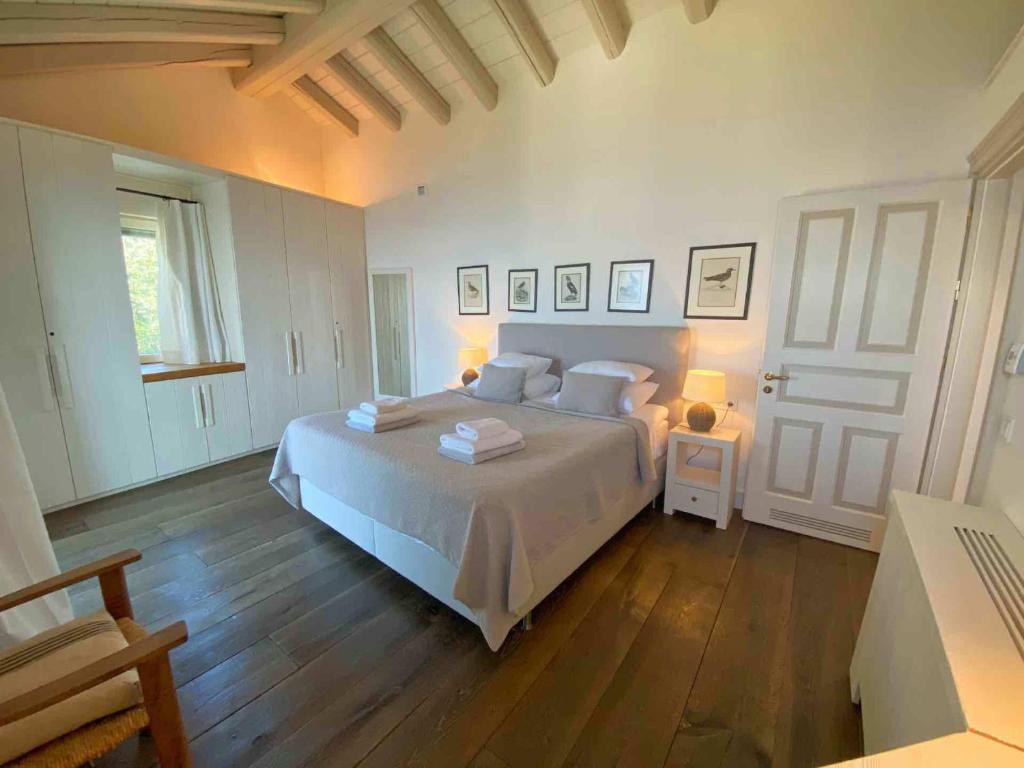 Posteľ alebo postele v izbe v ubytovaní Paleopetres Marnie - Private Pool - Sea Views - Nissaki - North East Coast -