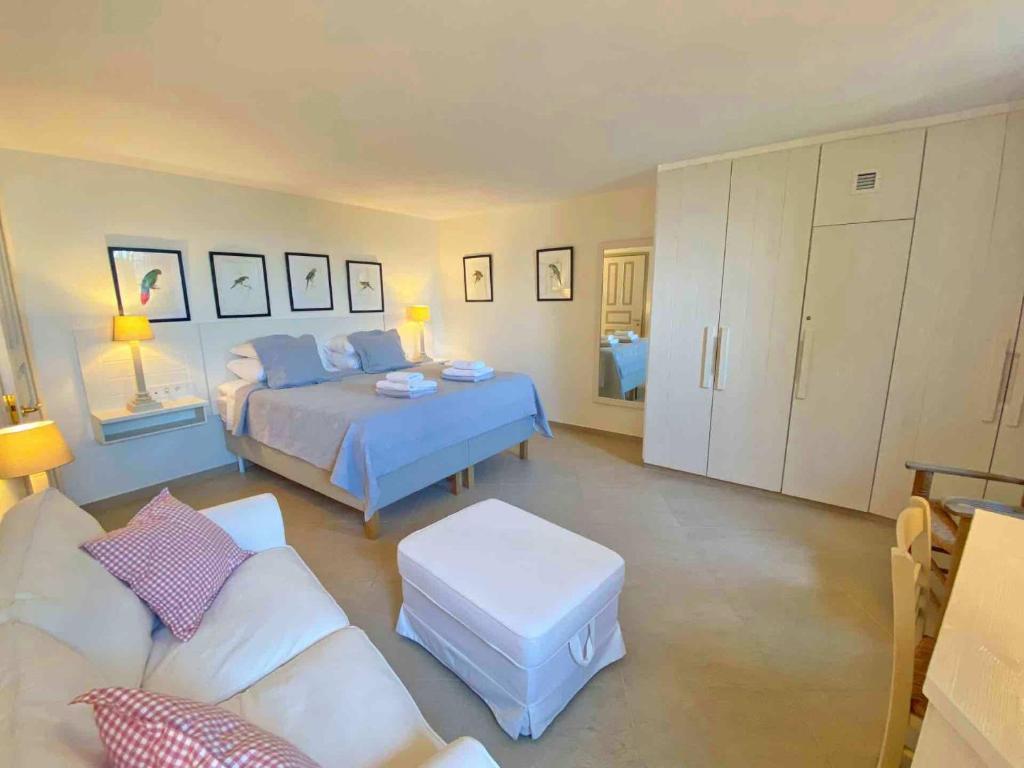 Posteľ alebo postele v izbe v ubytovaní Paleopetres Marnie - Private Pool - Sea Views - Nissaki - North East Coast -