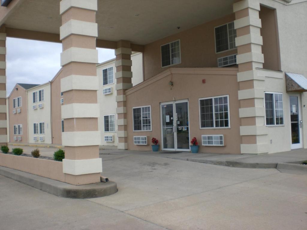 un gran edificio con columnas en un patio en Days Inn by Wyndham Butler, en Butler