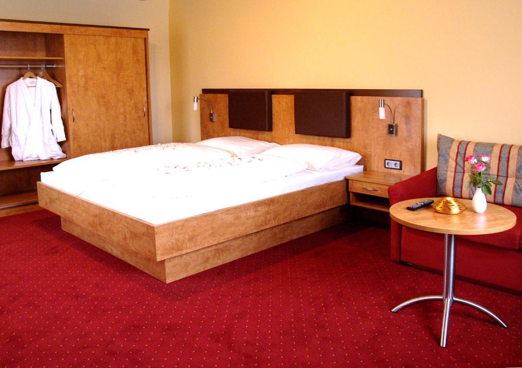 Postel nebo postele na pokoji v ubytování Seehotel Garni Pöllmann