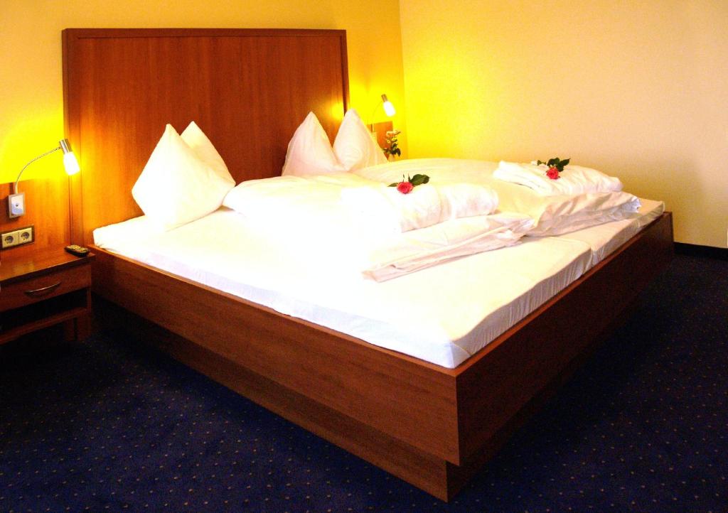 Postel nebo postele na pokoji v ubytování Seehotel Garni Pöllmann