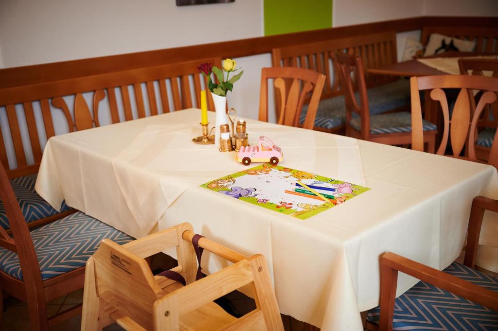 Reštaurácia alebo iné gastronomické zariadenie v ubytovaní Gasthof Mittendorfer