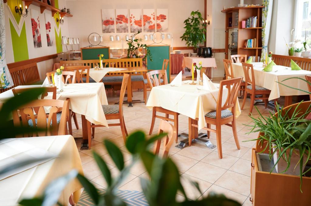 Reštaurácia alebo iné gastronomické zariadenie v ubytovaní Gasthof Mittendorfer