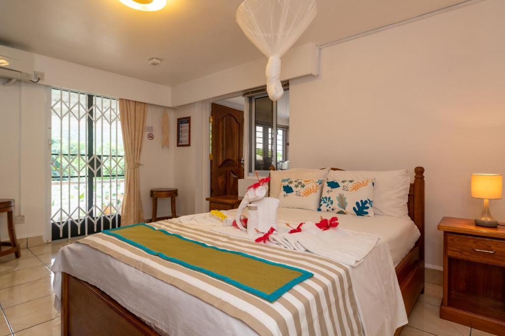 Кровать или кровати в номере Janes' Serenity Guesthouse