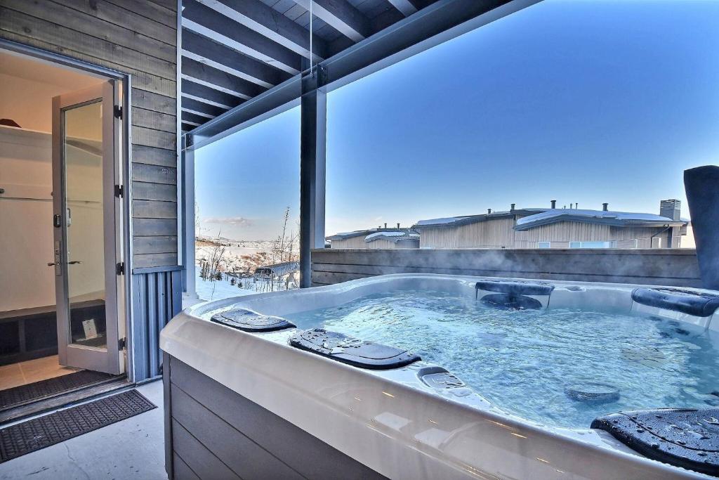 Private Hot Tub-Luxury 4 Bedroom in Canyons Village townhouse