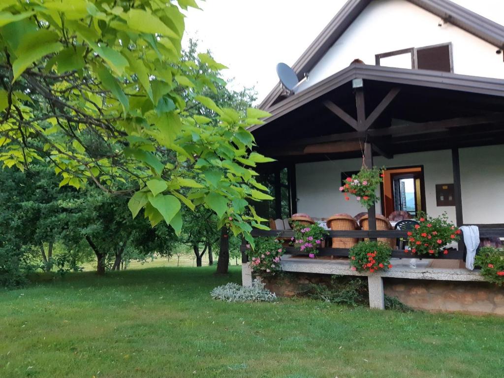 ein Haus mit einer Bank im Hof in der Unterkunft PURE NATURE in Visoko