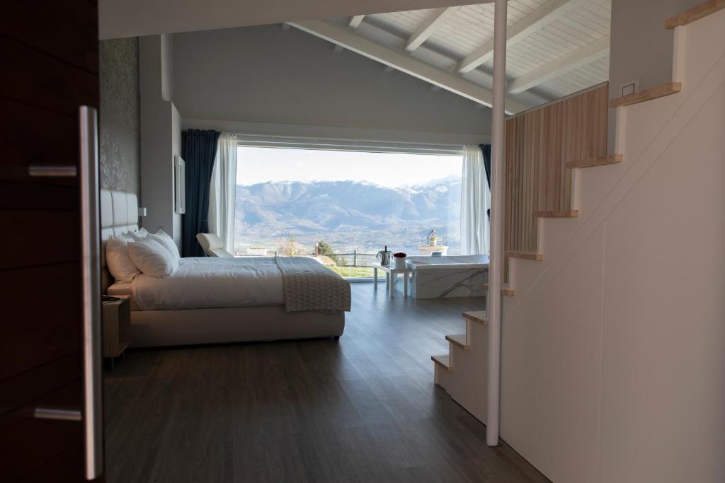 sypialnia z łóżkiem i dużym oknem w obiekcie Bellavista B&B di Charme w mieście Macchiagodena