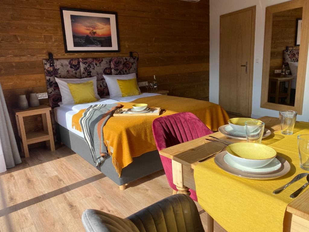 Łóżko lub łóżka w pokoju w obiekcie Apartamenty u Harrego BOUTIQUE SPA z klimatyzacja, balkon, sauna, tężnia parking