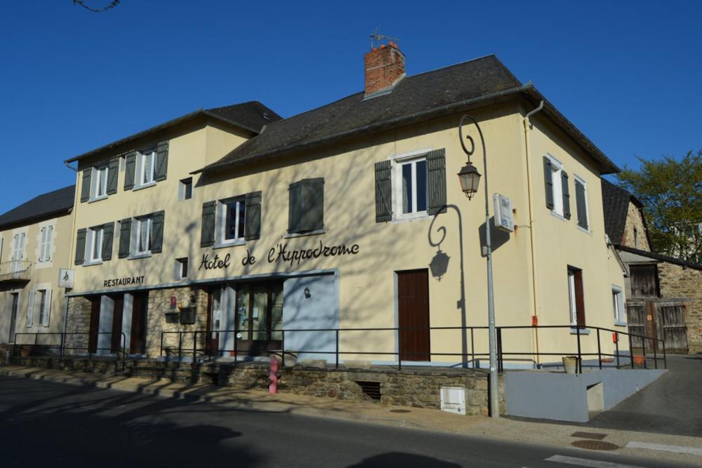 Gallery image of Hotel de L'Hippodrome in Arnac-Pompadour