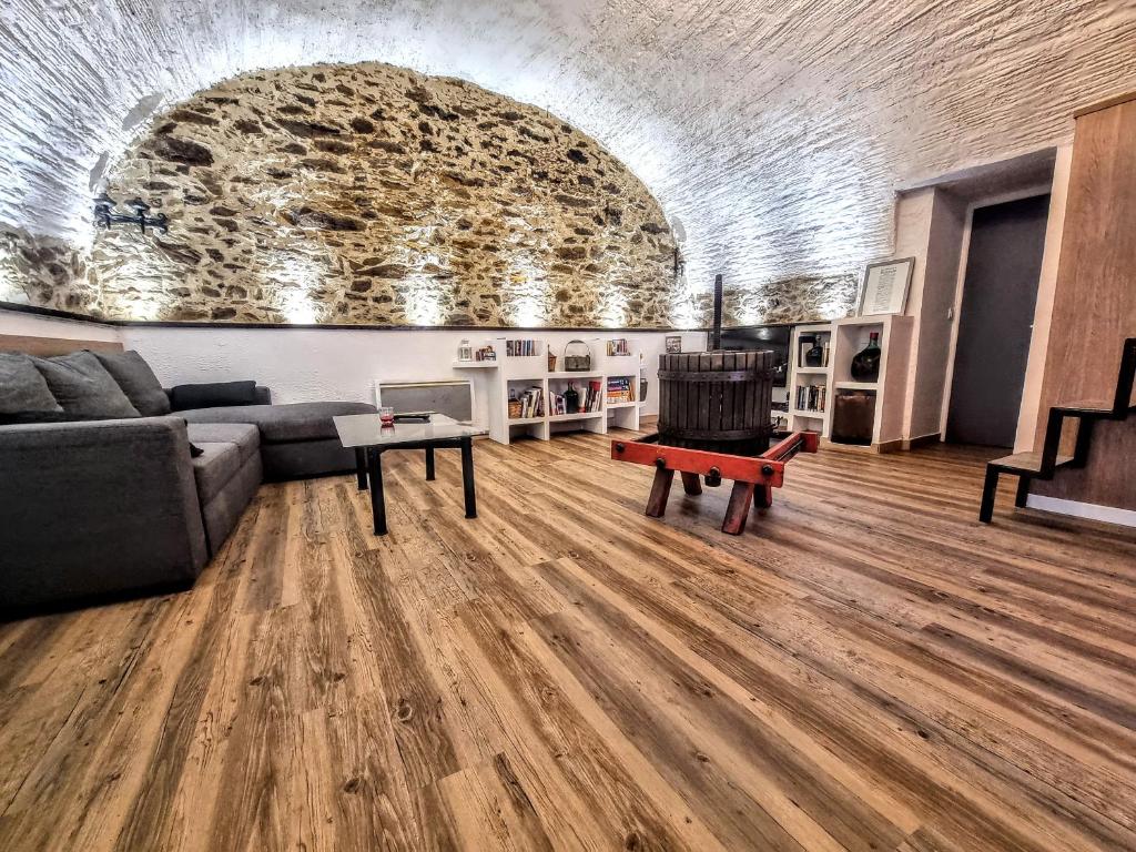 un salon avec un canapé et une table dans l'établissement Wifi atypique Appartement Vieux Banyuls sur Mer, à Banyuls-sur-Mer