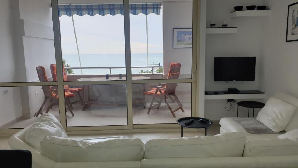 TV i/ili zabavni centar u objektu M&I Beach Apartment with Sea View