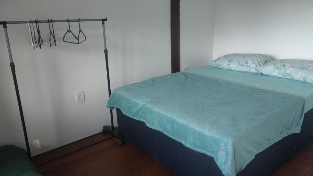 una camera da letto con un letto con una coperta verde sopra di Mi casa Su casa Lofts - LOFT 5 ad Angra dos Reis