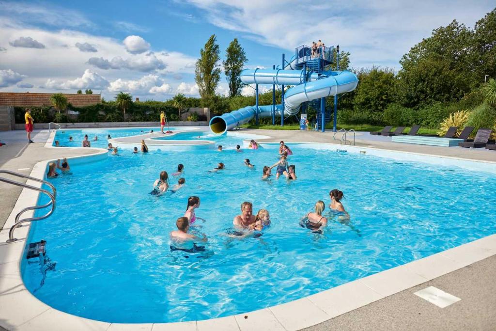 um grupo de pessoas numa piscina em Pine Drive Golden Sands Mablethorpe em Mablethorpe