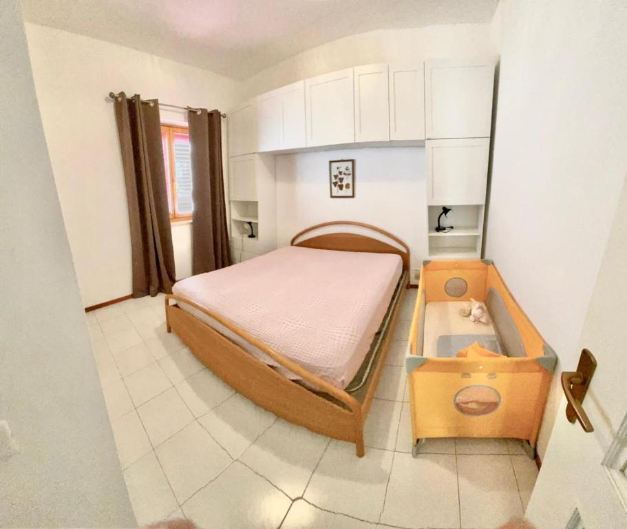 - une petite chambre avec un lit et une table dans l'établissement Casa Mare Milazzo - Lenzuoli e Asciugamani non inclusi nel prezzo, à Milazzo