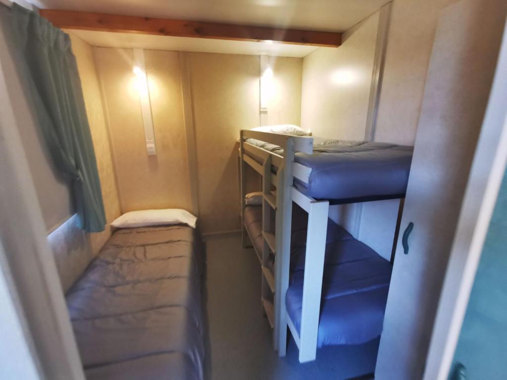 Palanda nebo palandy na pokoji v ubytování Bungalow As Nevedas