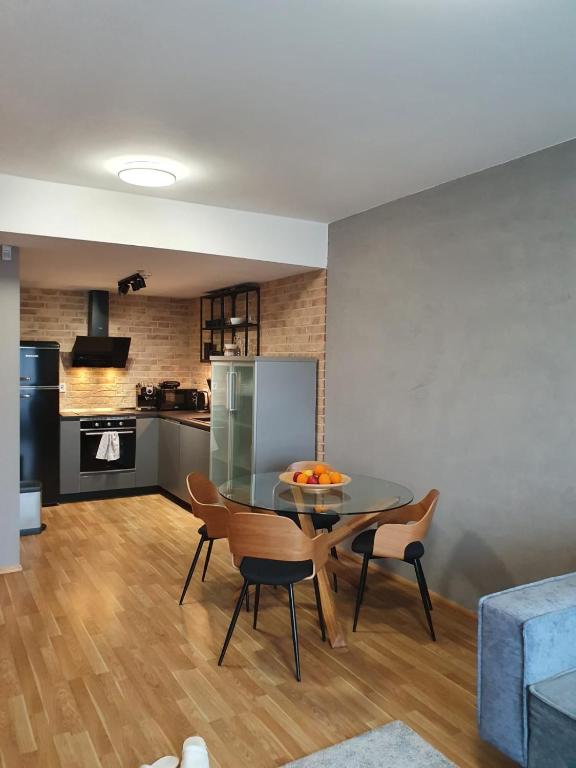a kitchen and dining room with a table and chairs at Apartman Moderna Donovaly in Donovaly