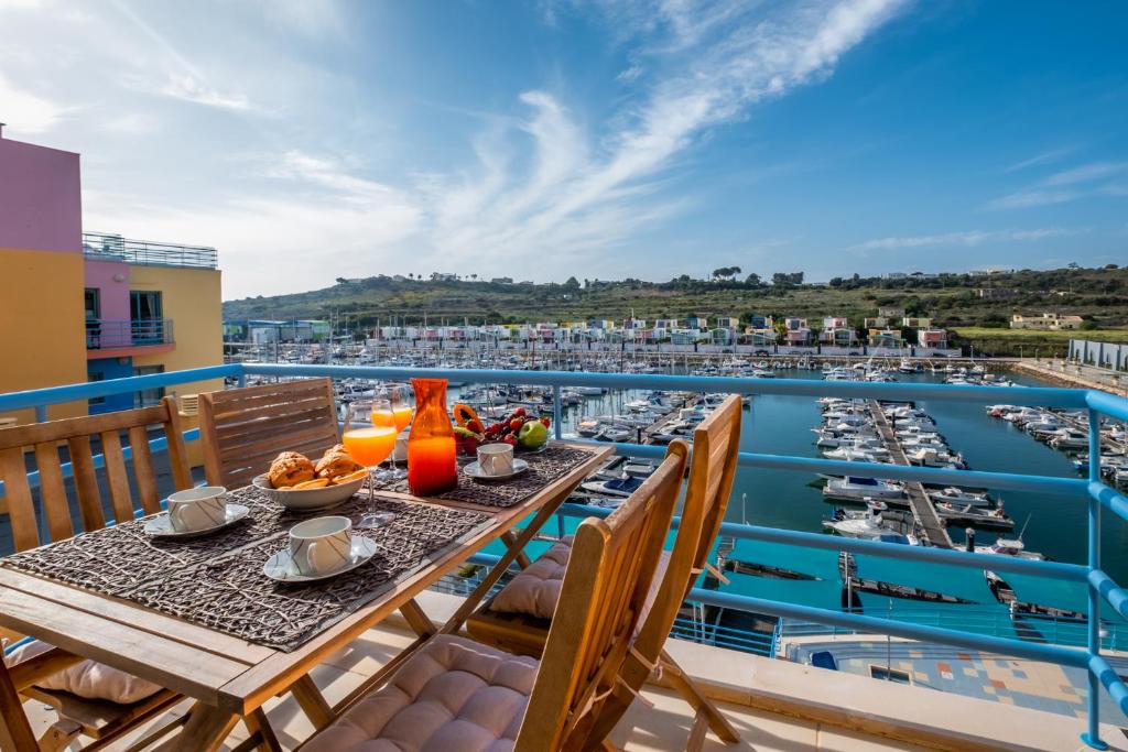 einen Tisch auf einem Balkon mit Blick auf den Yachthafen in der Unterkunft Funtastic Albufeira Marina 1b3b in Albufeira