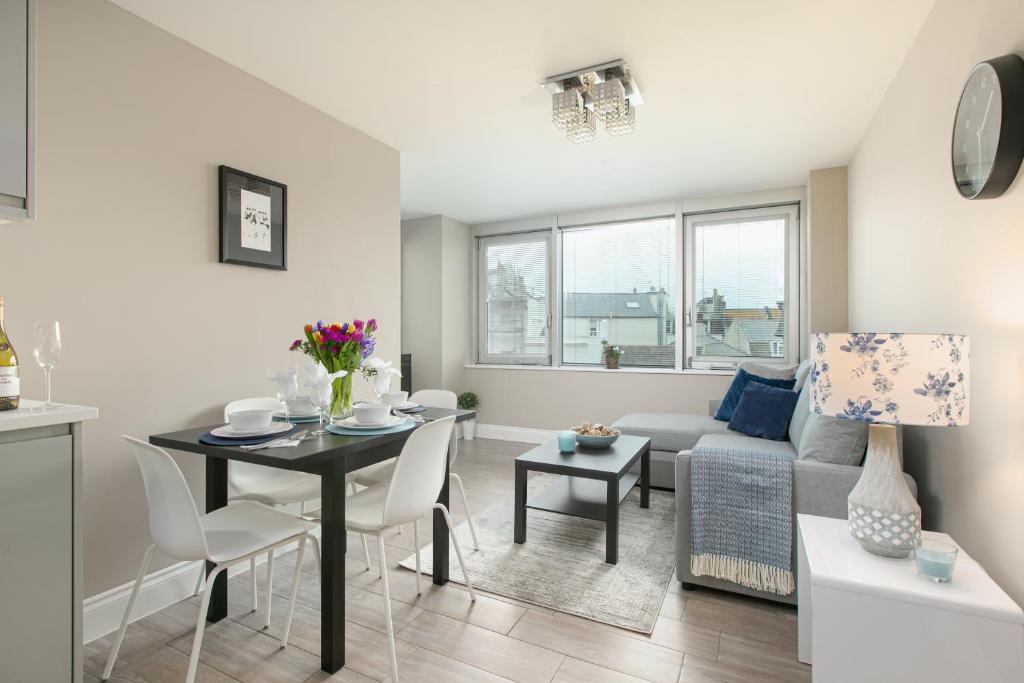 Airhost's Brighton's Best Green Diamond Escape with Sea Views - Apartment