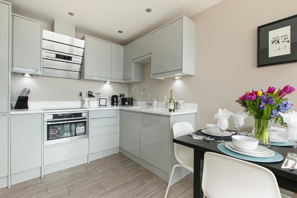 Airhost's Brighton's Best Green Diamond Escape with Sea Views - Standard Apartment