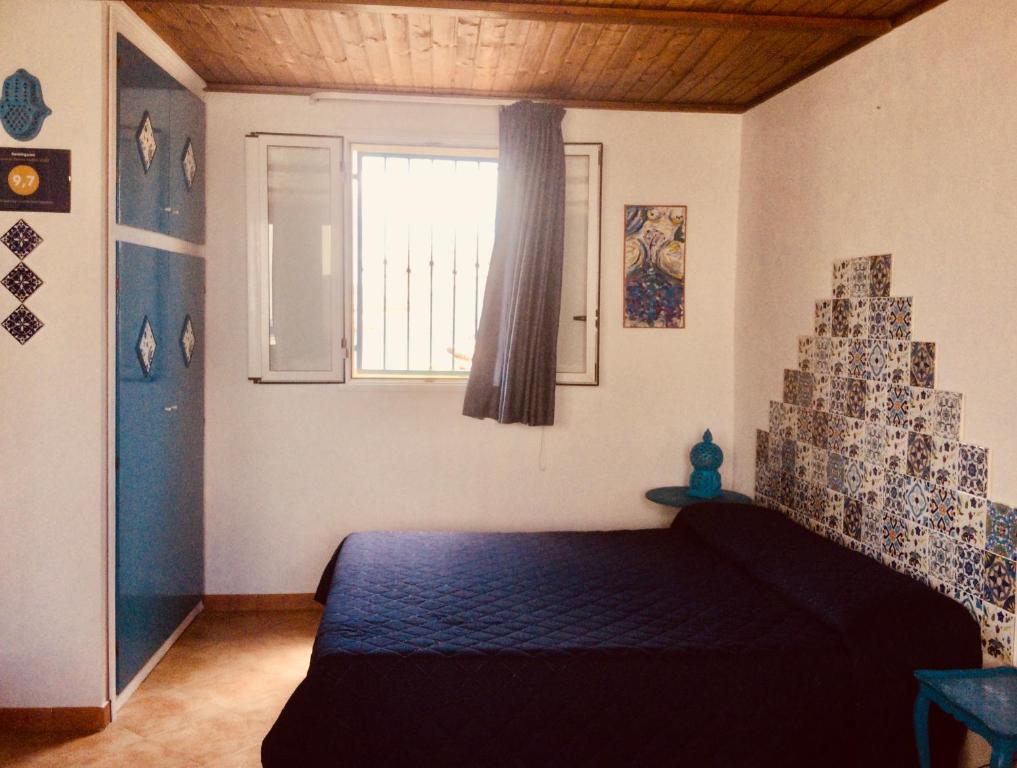 マツァーラ・デル・ヴァッロにあるCase Vazzana - Cortile Sant'Agostinoのベッドルーム(ベッド1台、窓付)