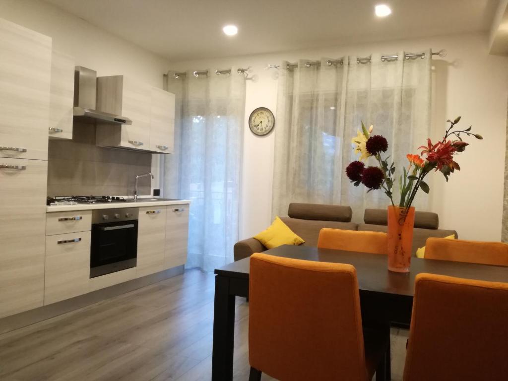 kuchnia i salon ze stołem i krzesłami w obiekcie La casa di Ale w mieście Aci Castello