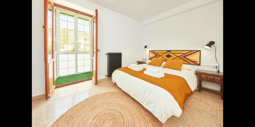 博爾塔尼亞的住宿－GUEST HOUSE BOLTAÑA，一间卧室设有一张大床和一个窗户。