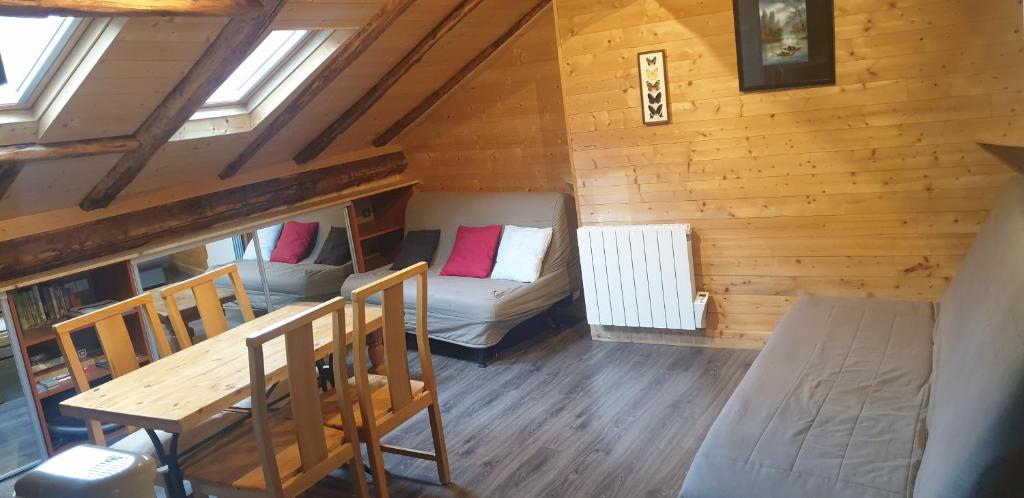 a room with a table and a couch in a cabin at Studio saint martin vesubie in Saint-Martin-Vésubie