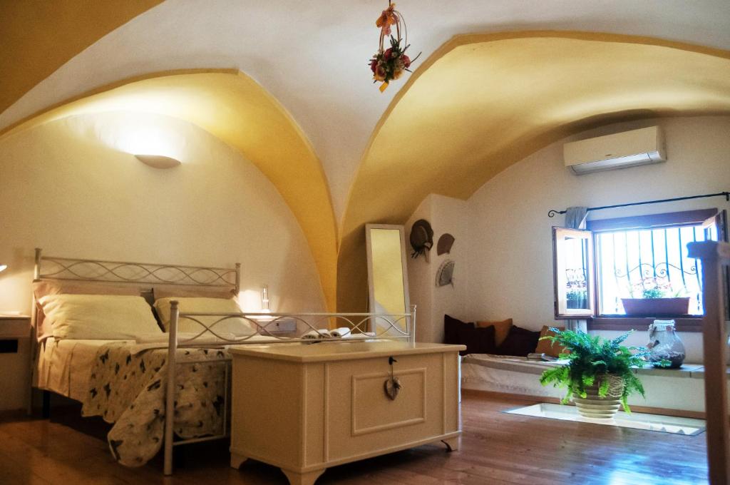 ein Schlafzimmer mit einem Bett und einem Tisch in einem Zimmer in der Unterkunft Morgana in Casarano