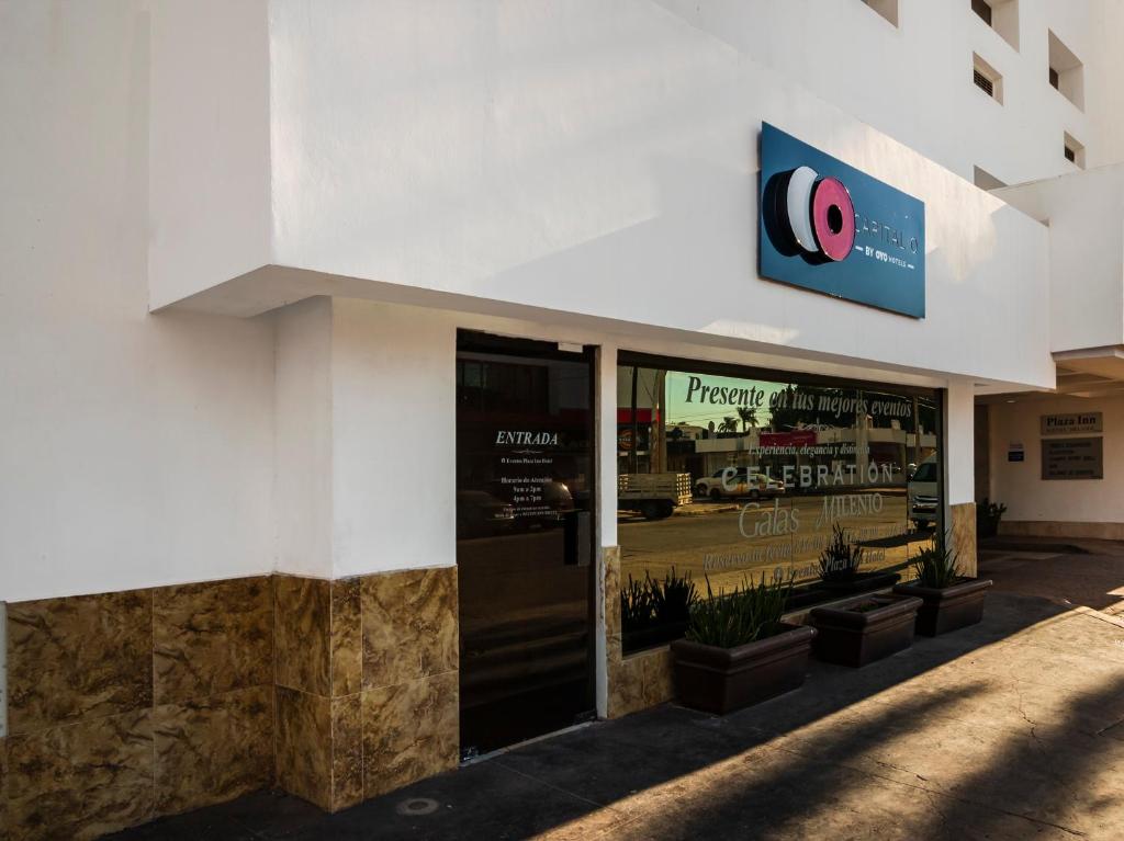 uma loja na frente de um edifício com um sinal nele em Capital Urban em Los Mochis