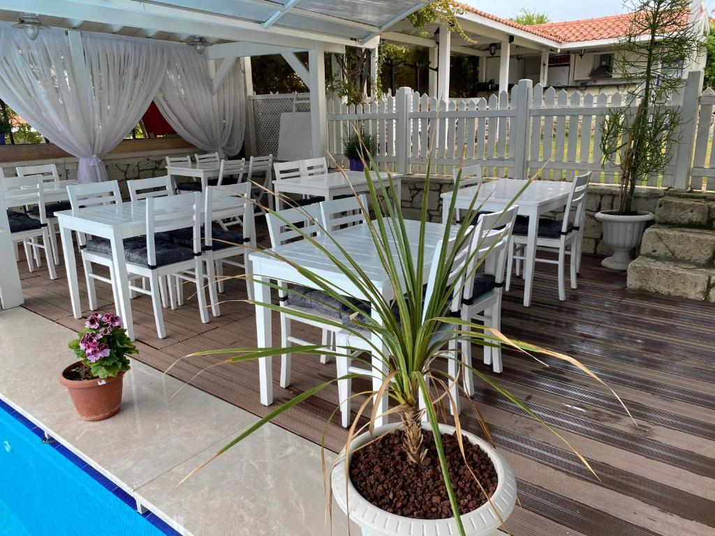 A balcony or terrace at Alacati Eldoris Butik Hotel