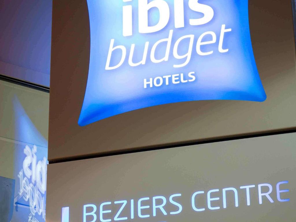 a sign on the wall of a hospital at ibis budget Béziers Centre Palais Congres in Béziers