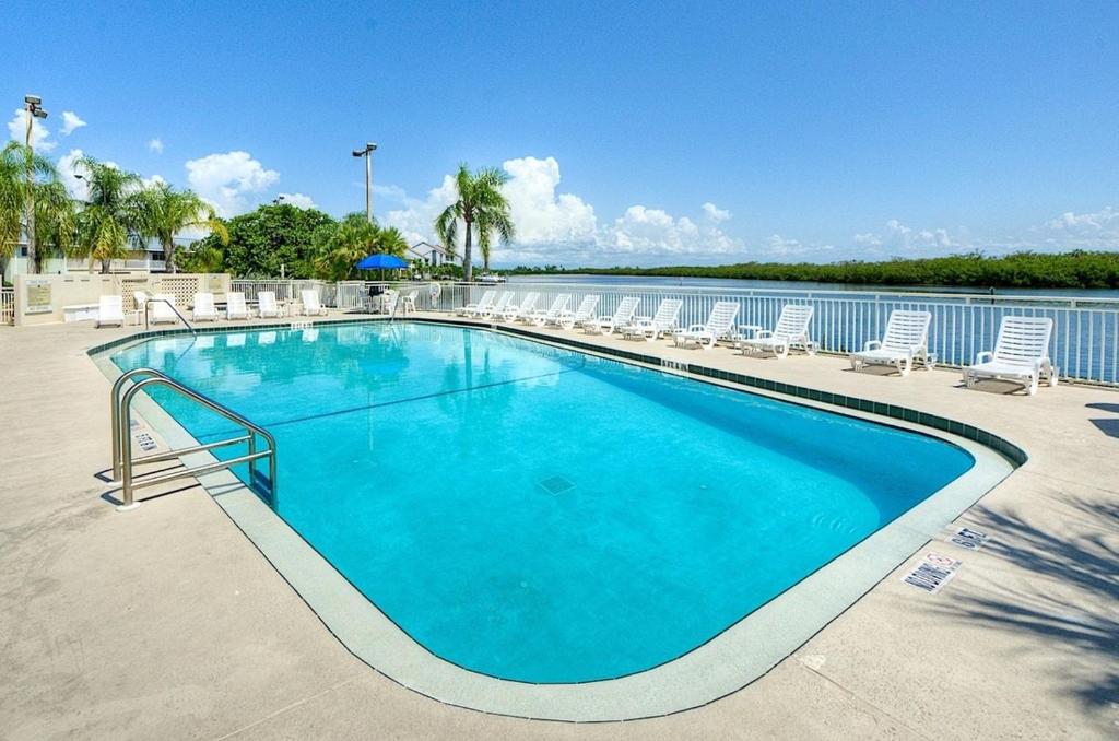 Bay View, Studio206, Beach steps away! Pool+WiFi - Apartamento De Una Habitación