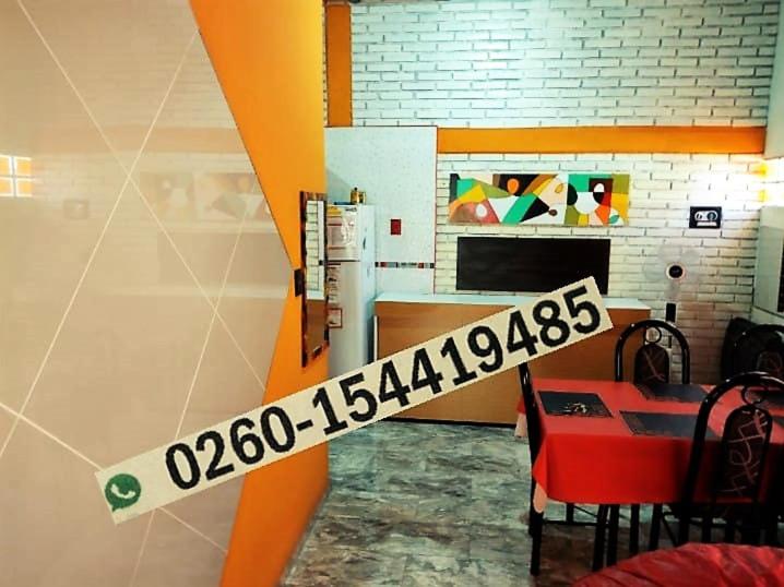 een kamer met een spandoek op de muur van een keuken bij Style Malargue a 100 mtrs del centro,ubicadisimo in Malargüe