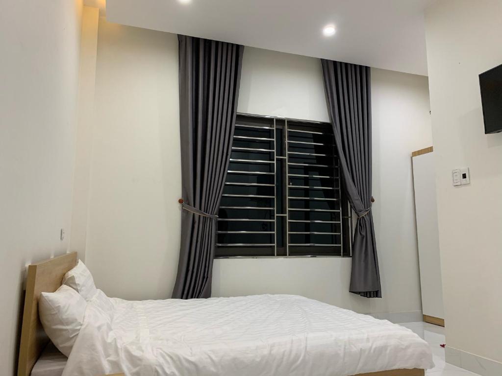 a bedroom with a bed and a window at 58M Motel in Cao Bằng