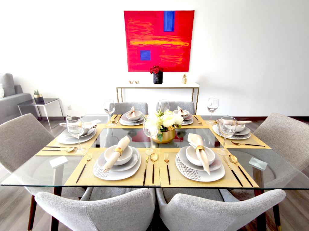 tavolo da pranzo con sedie e tavolo in vetro di Emilia MaiaHome-2BD Amazing view in Polanco -Pool Gym SPA a Città del Messico