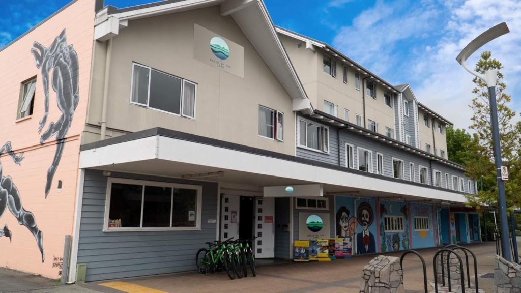 Based by the Lake - Resim 6