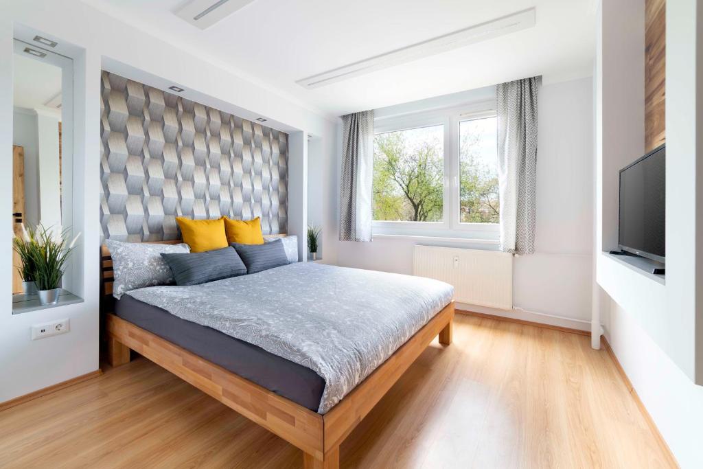 1 dormitorio con 1 cama grande y TV en comfort 66, en Miskolc