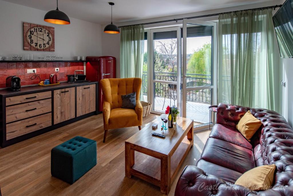 sala de estar con sofá y mesa en Eger Castle Hill Premium Apartments, en Eger