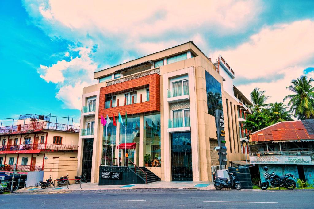 ein Gebäude an der Ecke einer Straße in der Unterkunft Hotel Mansha Regency in Port Blair